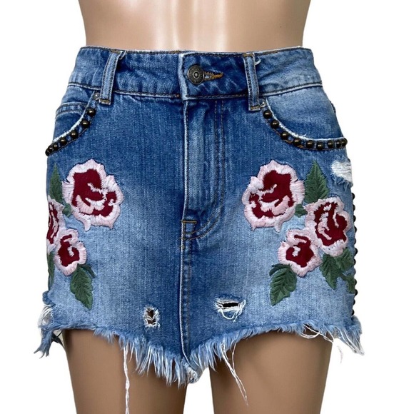 Free People Wild Rose Jean Skirt Size 2 Blue Embroidered Fray Hem Mini Floral - Picture 10 of 15